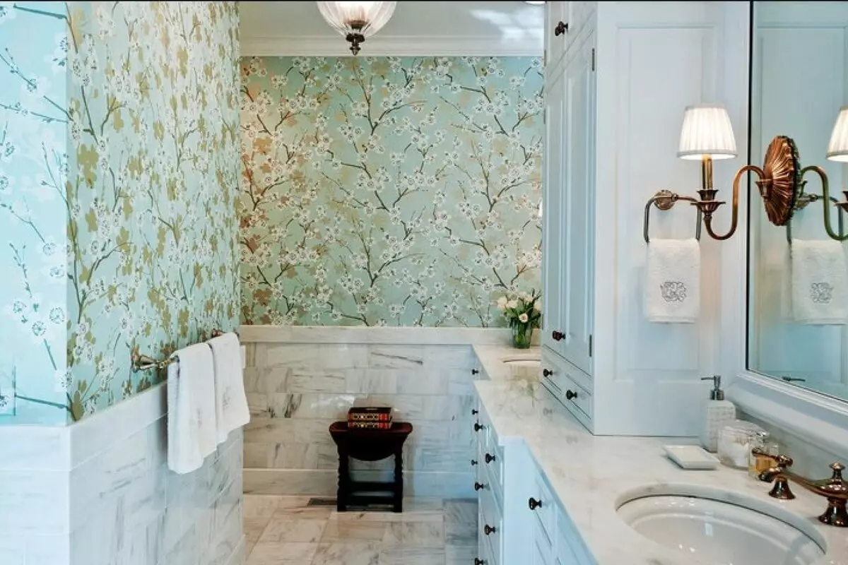 Kā atdalīt sienas vannas istabā, izņemot flīzes? 65 Fotogrāfijas: dizaina iespējas. Tapetes un citi apdares materiāli. Ko var šūt un sienas, nevis flīzes? 10108_32