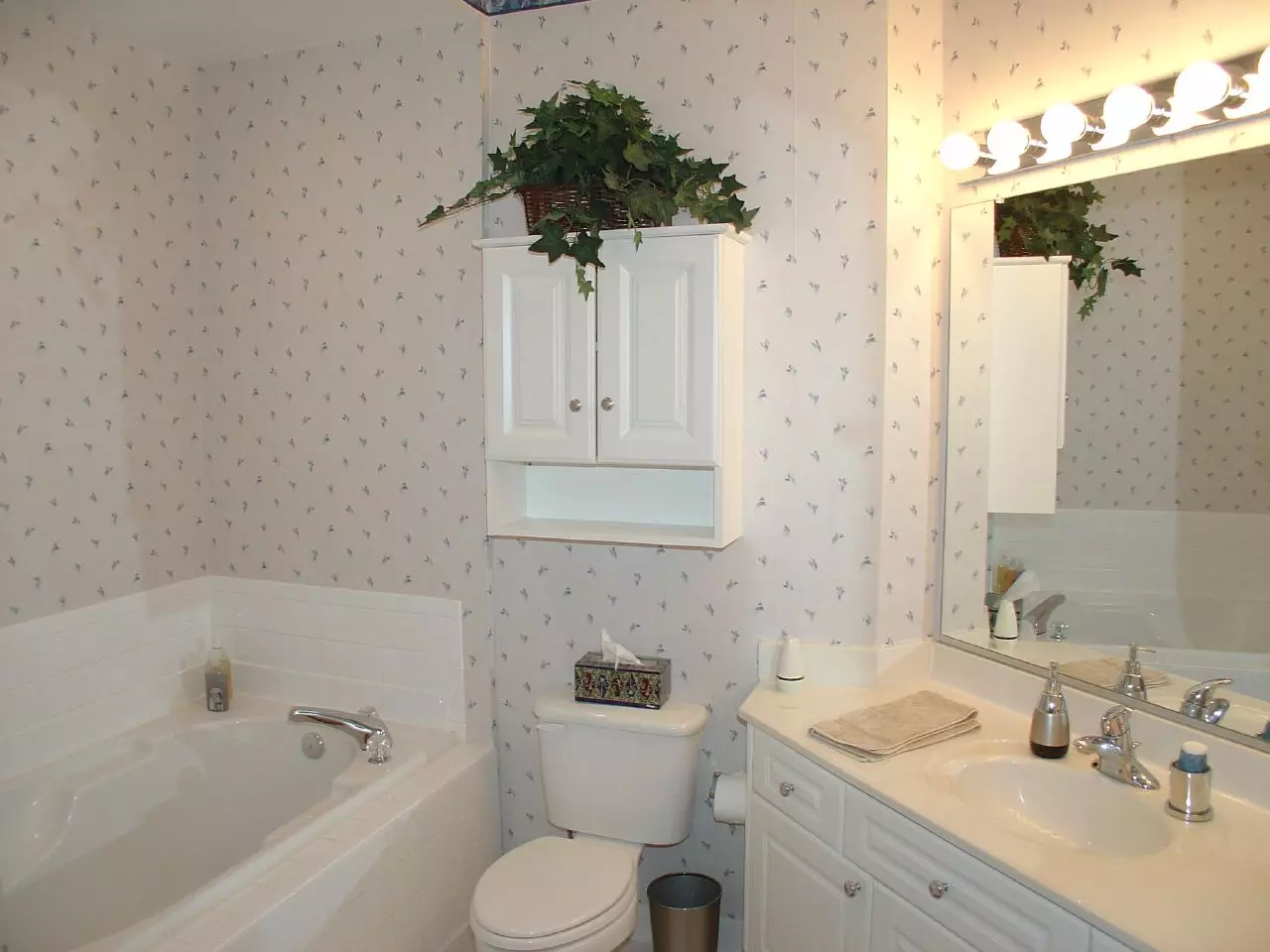 How to separate the walls in the bathroom other than tiles? 65 photos: design options. Wallpapers and other finishing materials. What can be sewn and wall instead of tile? 10108_34