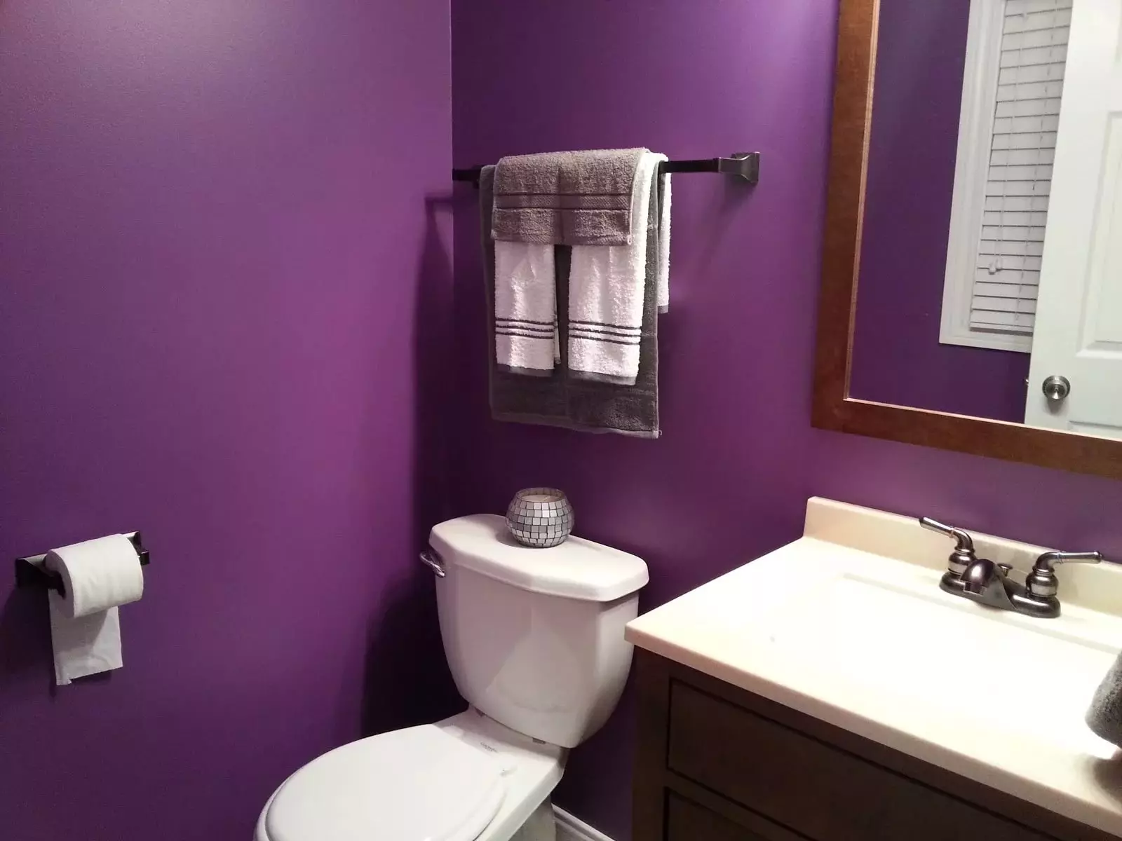 Como separar as paredes no banheiro diferente azulejos? 65 fotos: opções de design. Papéis de parede e outros materiais de acabamento. O que pode ser costurado e parede em vez de telha? 10108_49