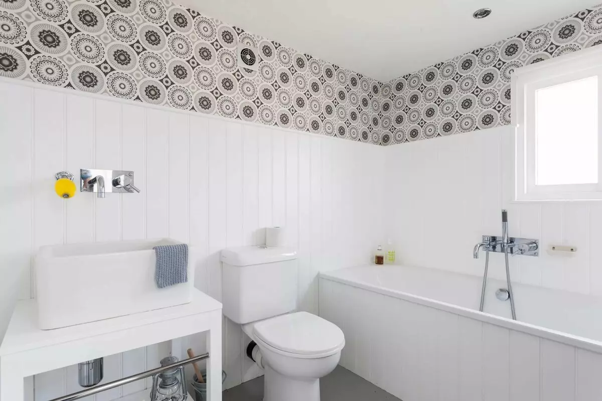 комбинированный дизайн ванной комнаты плитка и панели