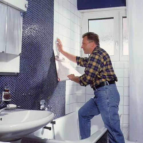 Self-kleeffilms vir die badkamer: Kenmerke van die PVC-film vir die kamer, muurversiering met waterdigte vinylfilm 10111_27