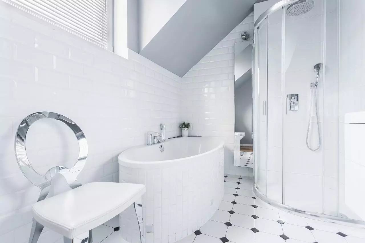 चमकदार बाथरूम टाइल: सिरेमिक र अन्य टाईहरू भुइँमा, भित्ता माउन्ट ग्लोस टाइलहरू। लाभ र बेफाइदा 10112_18