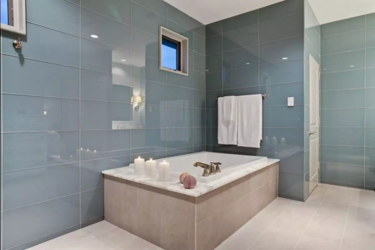 Fényes fürdőszoba csempe: Kerámia és egyéb csempe a padlón, falra szerelhető fényes csempe. Előnyök és hátrányok 10112_21