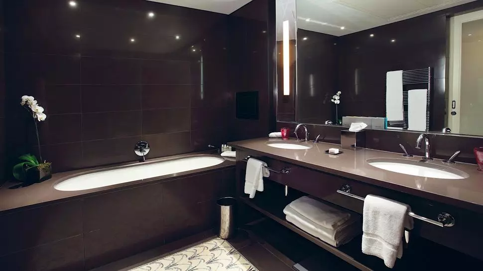 浴室的棕色瓷砖（66张照片）：卫浴内部棕色色调的陶瓷和其他瓷砖 10113_22