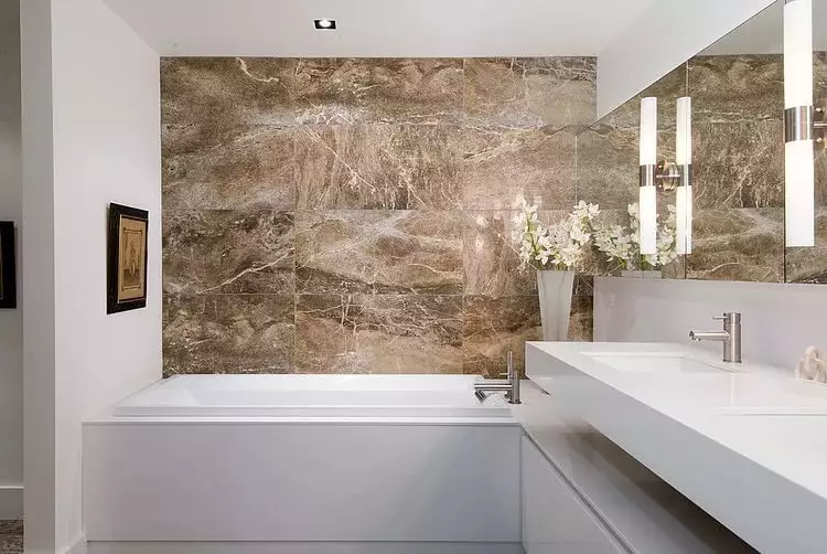 Hnědá dlažba pro koupelnu (66 fotografií): keramické a jiné dlaždice v hnědých tónech v interiéru koupelny 10113_35