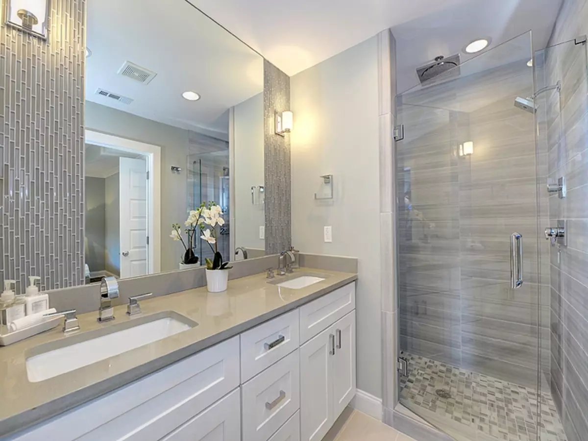 White shower. Ванная комната с душевой стильная. Современные Ванные комнаты с большим зеркалом. Зеркало в интерьере ванной комнаты. Ванная комната с большим зеркалом.