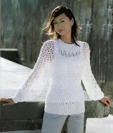 Бял пуловер (65 снимки): плетени, бяло-черно, пуловер на голям чифтосване от прежда, как да избелите женския вълнен пуловер вкъщи 1011_17