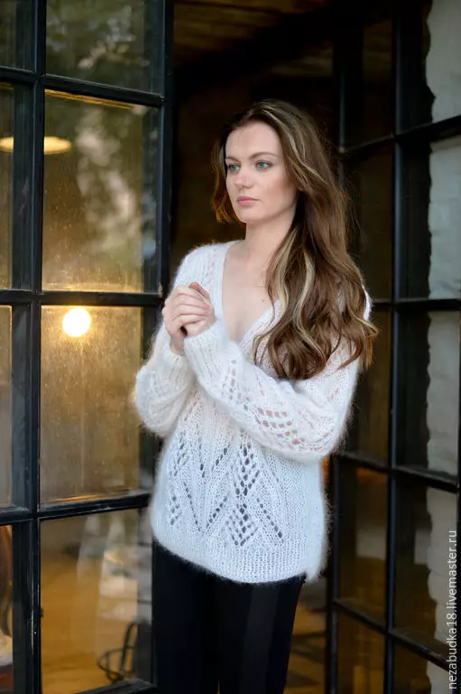 白色毛衣（65張照片）：針織，白色黑色，毛衣大型紗線，如何漂白在家的女性羊毛毛衣 1011_32