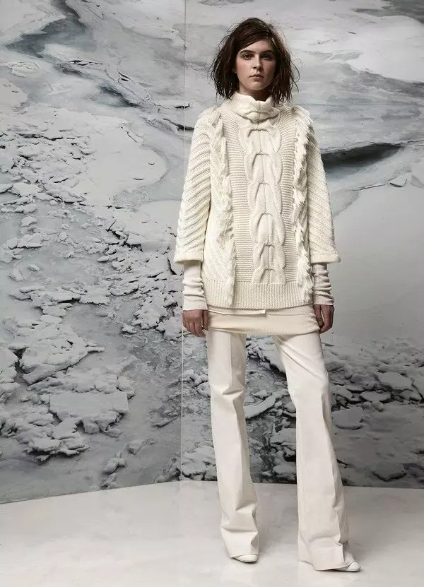 Hvit genser (65 bilder): strikket, hvit-svart, genser av stor parring fra garn, hvordan å hvite den kvinnelige ullgenseren hjemme 1011_39