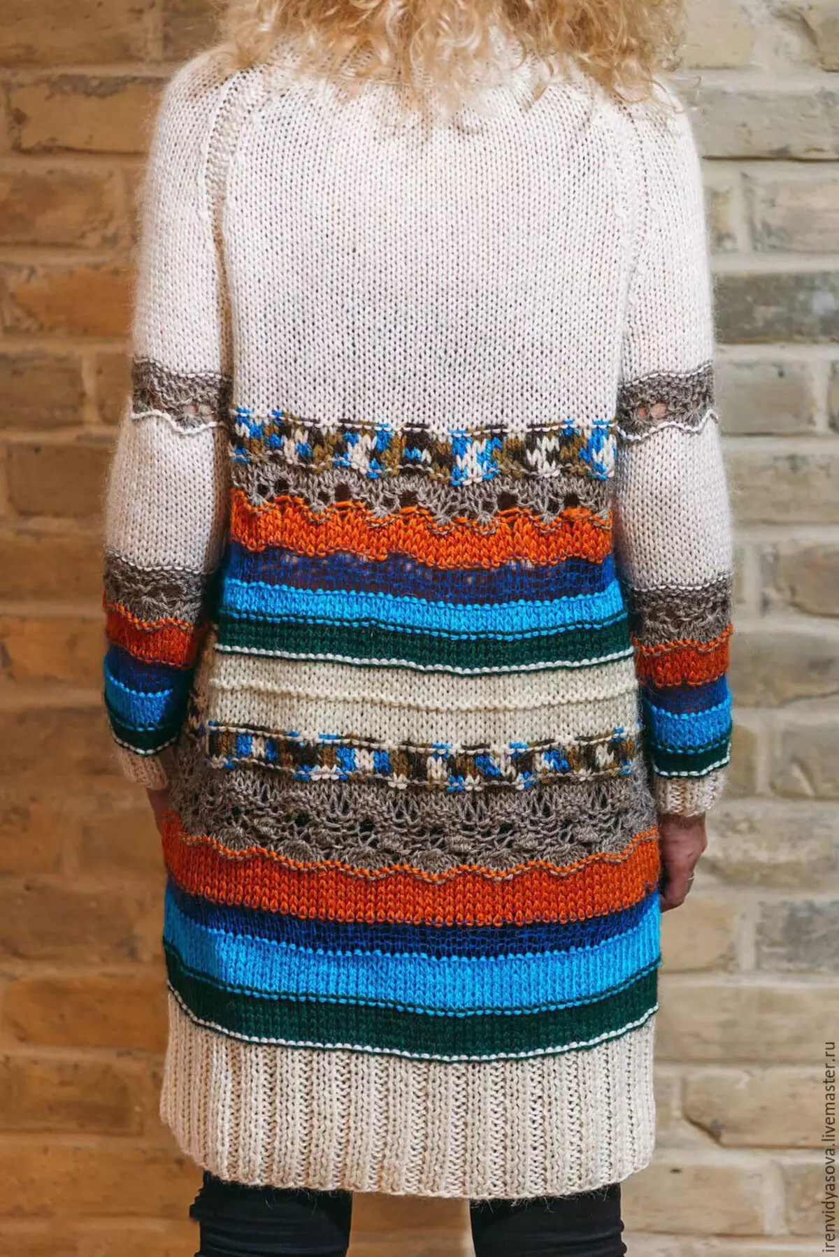 Бял пуловер (65 снимки): плетени, бяло-черно, пуловер на голям чифтосване от прежда, как да избелите женския вълнен пуловер вкъщи 1011_48