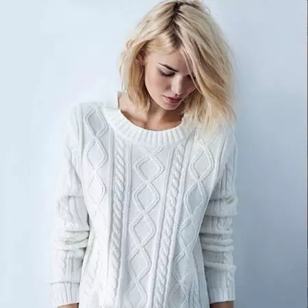 Бял пуловер (65 снимки): плетени, бяло-черно, пуловер на голям чифтосване от прежда, как да избелите женския вълнен пуловер вкъщи 1011_51