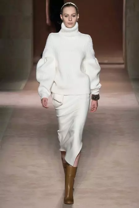 Սպիտակ սվիտեր (65 լուսանկար). Տրիկոտաժե, սպիտակ-սեւ, մանվածքից մեծ զուգավորում, ինչպես կարելի է սպիտակեցնել կին բրդյա սվիտեր տանը 1011_7