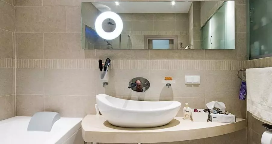 Baldosas beige para o baño (50 fotos): deseño de azulexos mate e brillantes en cores beige, azulexos de cerámica no interior e outras opcións 10120_50