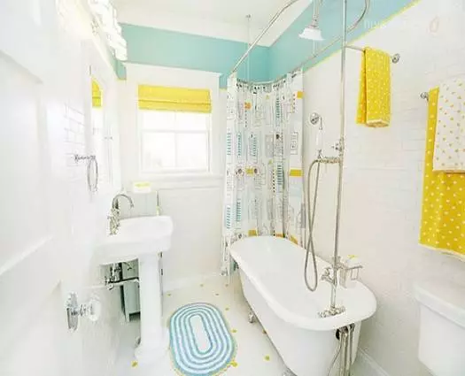 明るい色のバスルームのデザイン（59枚の写真）：軽いインテリアデザイン現代の古典のスタイルの小さなバスルーム。 Krushchevkaのm 10121_14