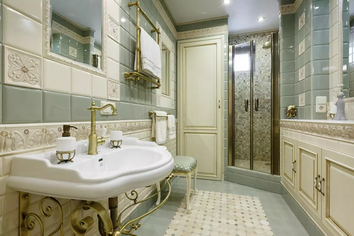 明るい色のバスルームのデザイン（59枚の写真）：軽いインテリアデザイン現代の古典のスタイルの小さなバスルーム。 Krushchevkaのm 10121_37