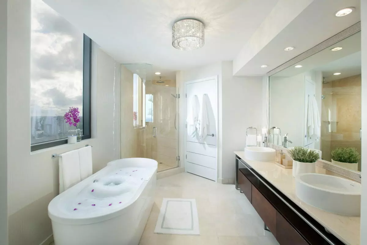 Apšvietimas vonios kambaryje (88 nuotraukos): mažo ir didelio kambario dizaino pavyzdžiai su apšvietimu, drėgmės atsparios LED juostos ir kitų lempų parinkimas 10135_10