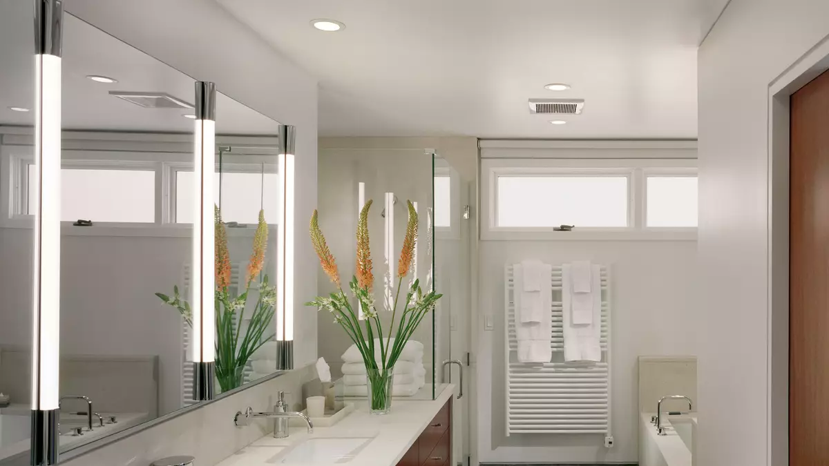 Belysning i badrummet (88 bilder): Exempel på designen av ett litet och stort rum med belysning, urval av fuktsäkert ledband och andra lampor 10135_14