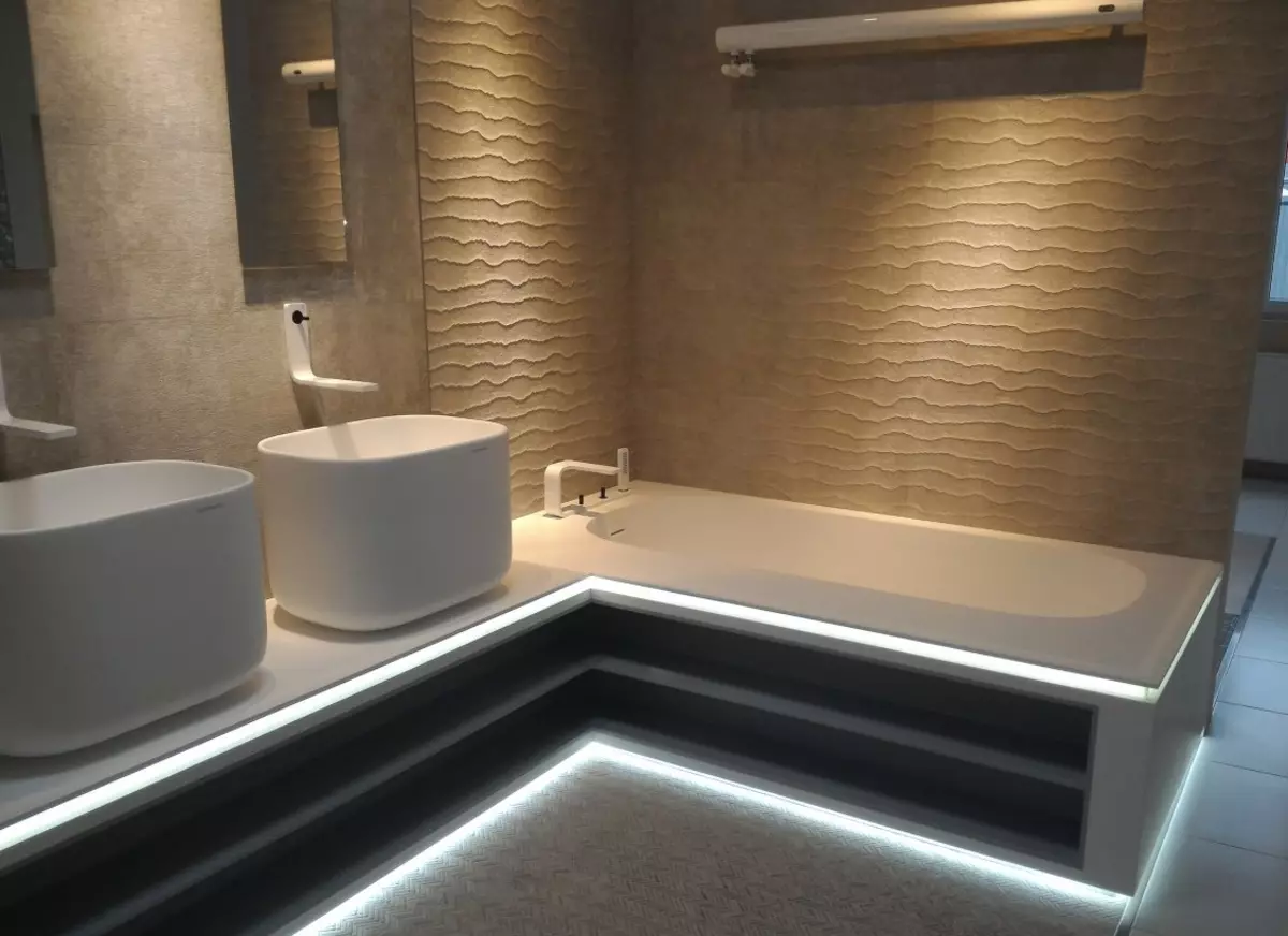 Apšvietimas vonios kambaryje (88 nuotraukos): mažo ir didelio kambario dizaino pavyzdžiai su apšvietimu, drėgmės atsparios LED juostos ir kitų lempų parinkimas 10135_17