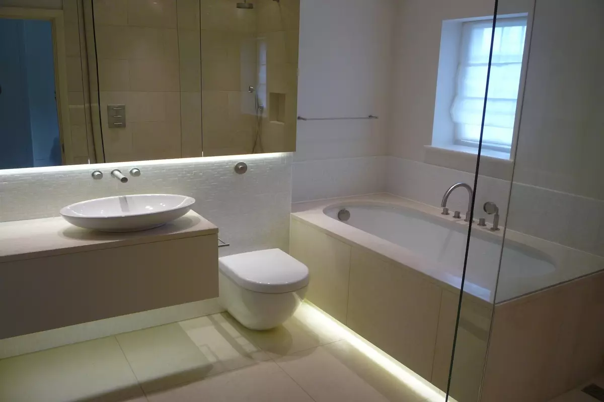 Belysning i badrummet (88 bilder): Exempel på designen av ett litet och stort rum med belysning, urval av fuktsäkert ledband och andra lampor 10135_18