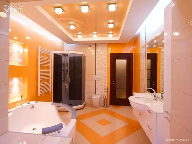 Belysning i badrummet (88 bilder): Exempel på designen av ett litet och stort rum med belysning, urval av fuktsäkert ledband och andra lampor 10135_2