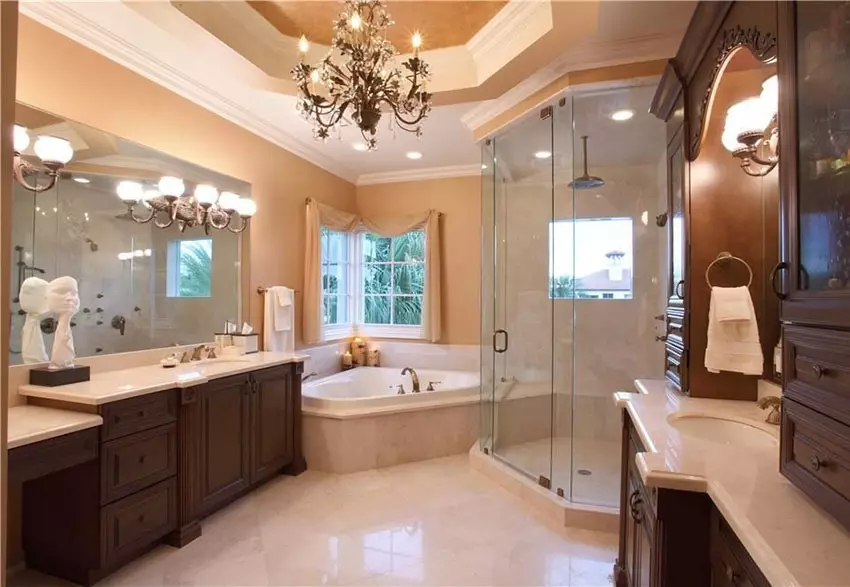 Apšvietimas vonios kambaryje (88 nuotraukos): mažo ir didelio kambario dizaino pavyzdžiai su apšvietimu, drėgmės atsparios LED juostos ir kitų lempų parinkimas 10135_26