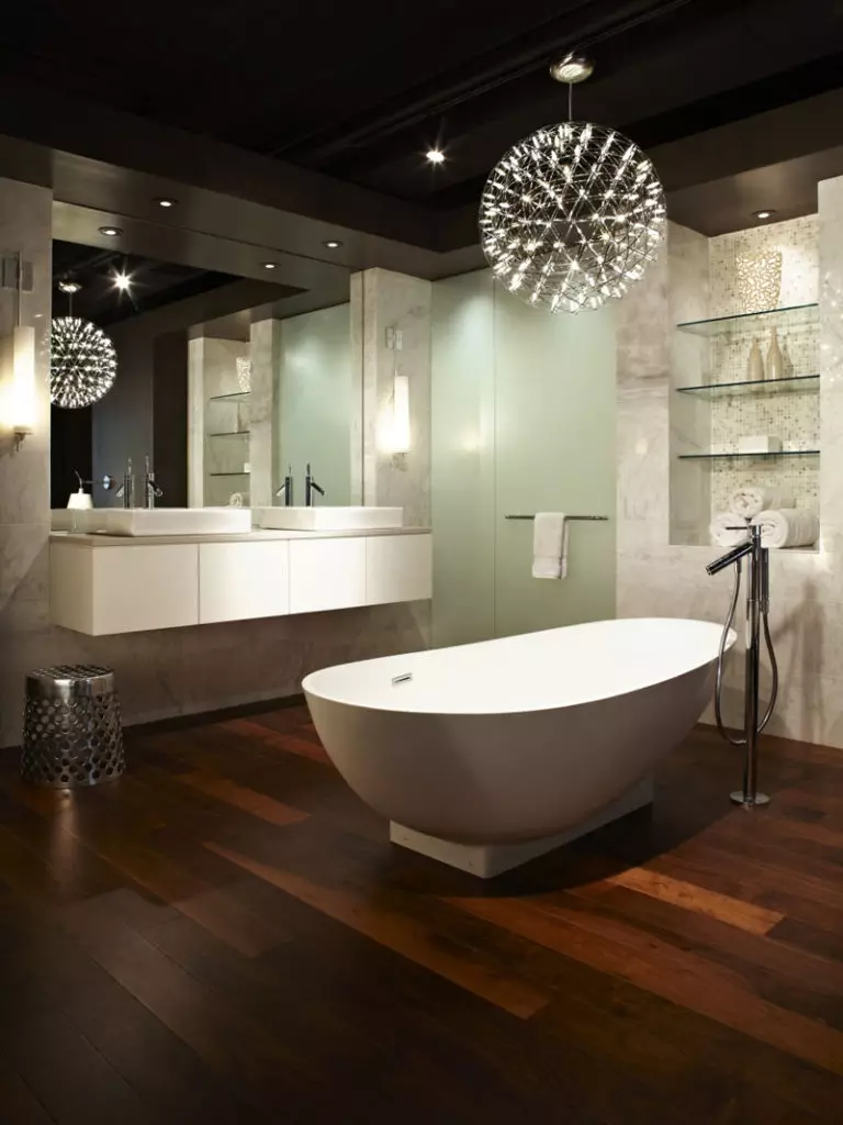 Apšvietimas vonios kambaryje (88 nuotraukos): mažo ir didelio kambario dizaino pavyzdžiai su apšvietimu, drėgmės atsparios LED juostos ir kitų lempų parinkimas 10135_27