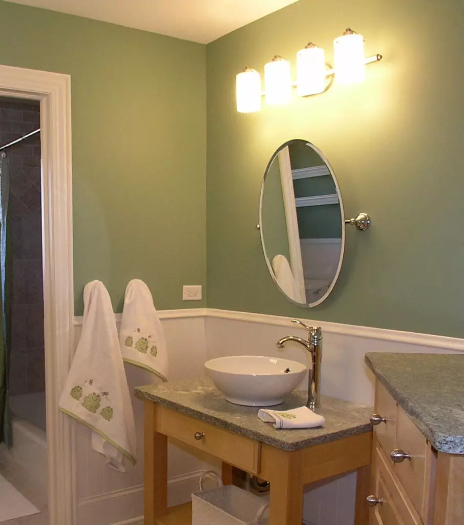 Apšvietimas vonios kambaryje (88 nuotraukos): mažo ir didelio kambario dizaino pavyzdžiai su apšvietimu, drėgmės atsparios LED juostos ir kitų lempų parinkimas 10135_28