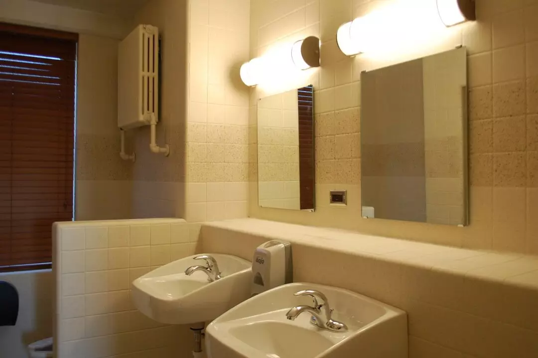 Belysning i badrummet (88 bilder): Exempel på designen av ett litet och stort rum med belysning, urval av fuktsäkert ledband och andra lampor 10135_30