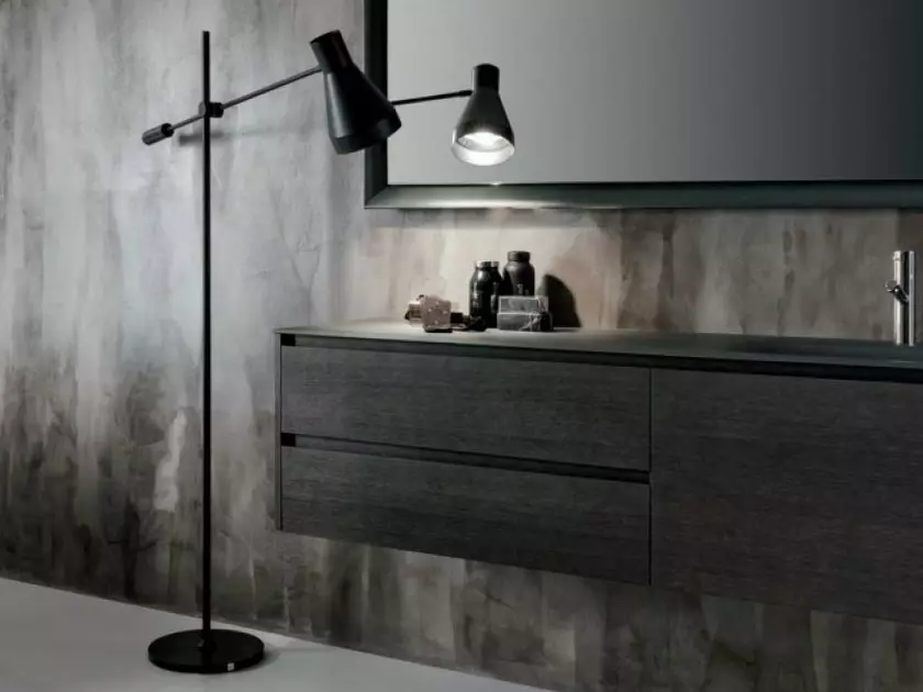 Belysning i badrummet (88 bilder): Exempel på designen av ett litet och stort rum med belysning, urval av fuktsäkert ledband och andra lampor 10135_35
