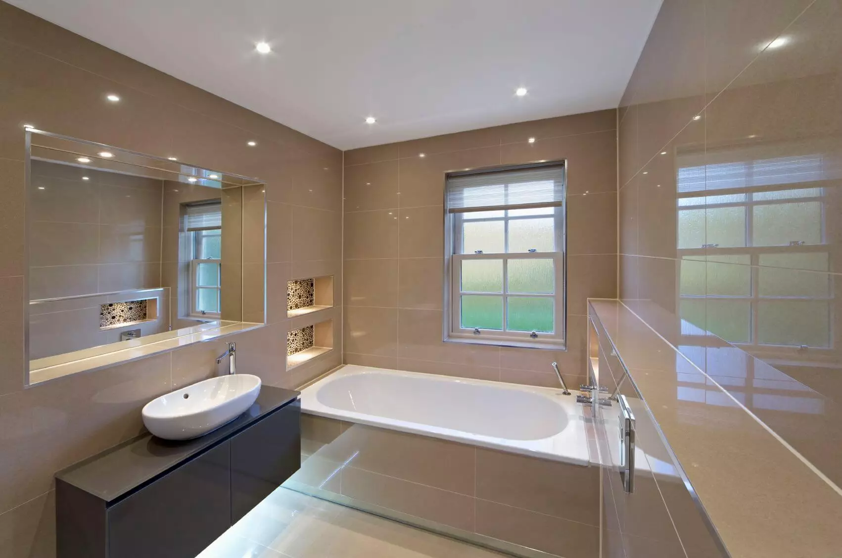 Apšvietimas vonios kambaryje (88 nuotraukos): mažo ir didelio kambario dizaino pavyzdžiai su apšvietimu, drėgmės atsparios LED juostos ir kitų lempų parinkimas 10135_36