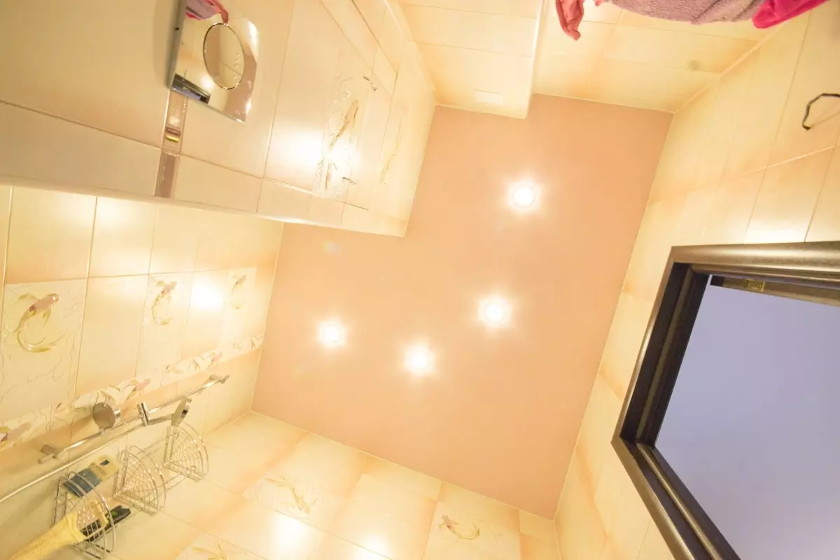 Belysning i badrummet (88 bilder): Exempel på designen av ett litet och stort rum med belysning, urval av fuktsäkert ledband och andra lampor 10135_38