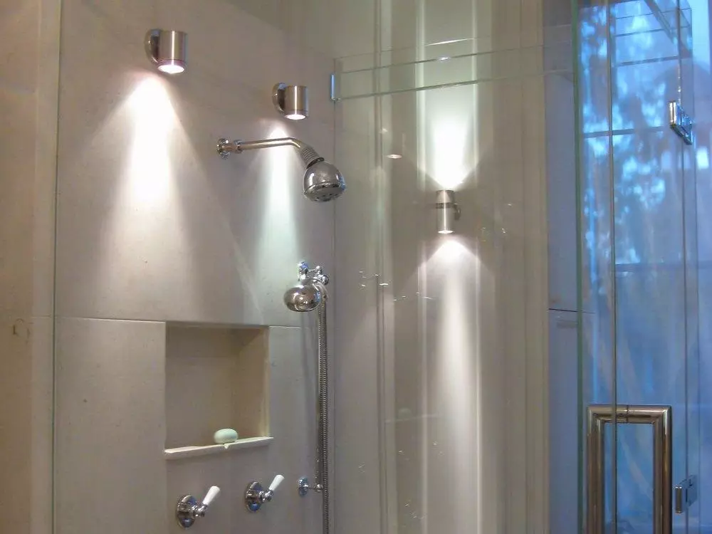 Apšvietimas vonios kambaryje (88 nuotraukos): mažo ir didelio kambario dizaino pavyzdžiai su apšvietimu, drėgmės atsparios LED juostos ir kitų lempų parinkimas 10135_41