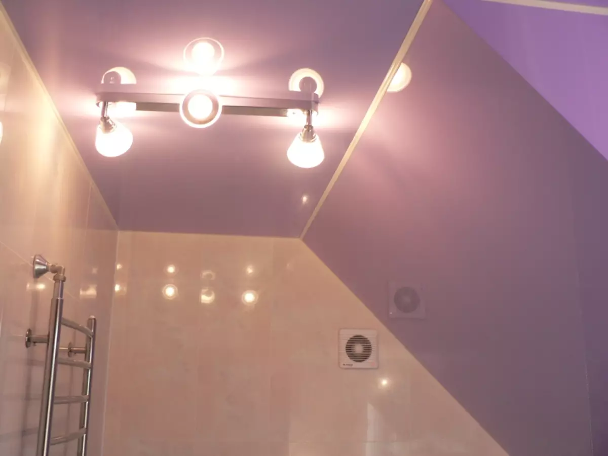 Apšvietimas vonios kambaryje (88 nuotraukos): mažo ir didelio kambario dizaino pavyzdžiai su apšvietimu, drėgmės atsparios LED juostos ir kitų lempų parinkimas 10135_42