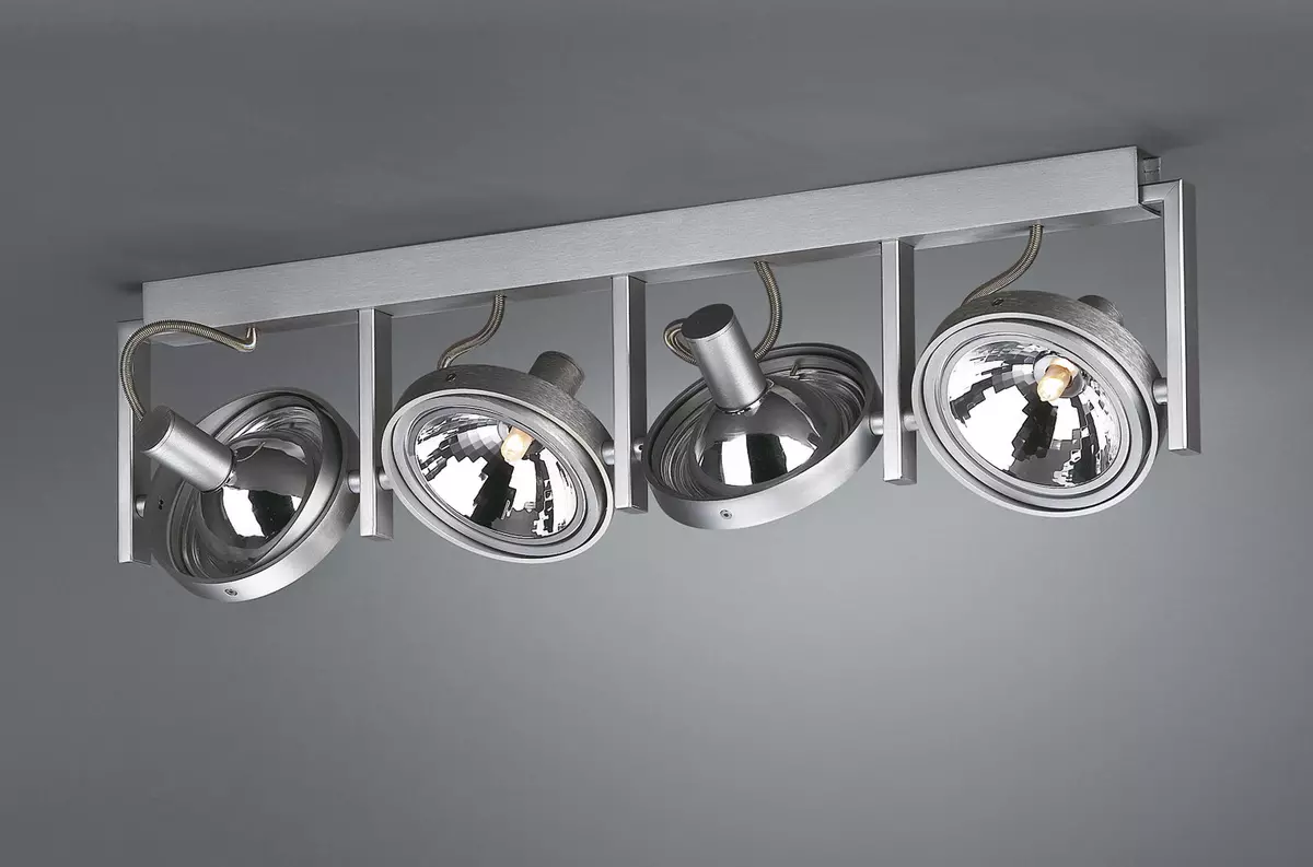 Belysning i badrummet (88 bilder): Exempel på designen av ett litet och stort rum med belysning, urval av fuktsäkert ledband och andra lampor 10135_43