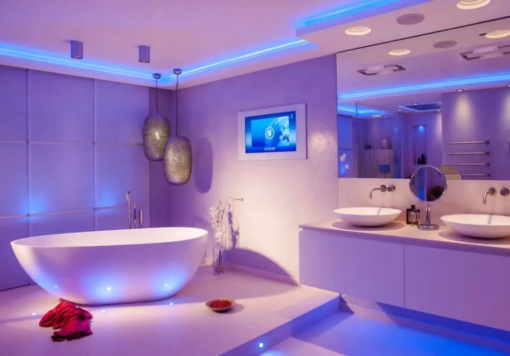 Apšvietimas vonios kambaryje (88 nuotraukos): mažo ir didelio kambario dizaino pavyzdžiai su apšvietimu, drėgmės atsparios LED juostos ir kitų lempų parinkimas 10135_48