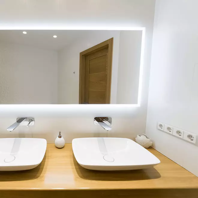 Belysning i badrummet (88 bilder): Exempel på designen av ett litet och stort rum med belysning, urval av fuktsäkert ledband och andra lampor 10135_5