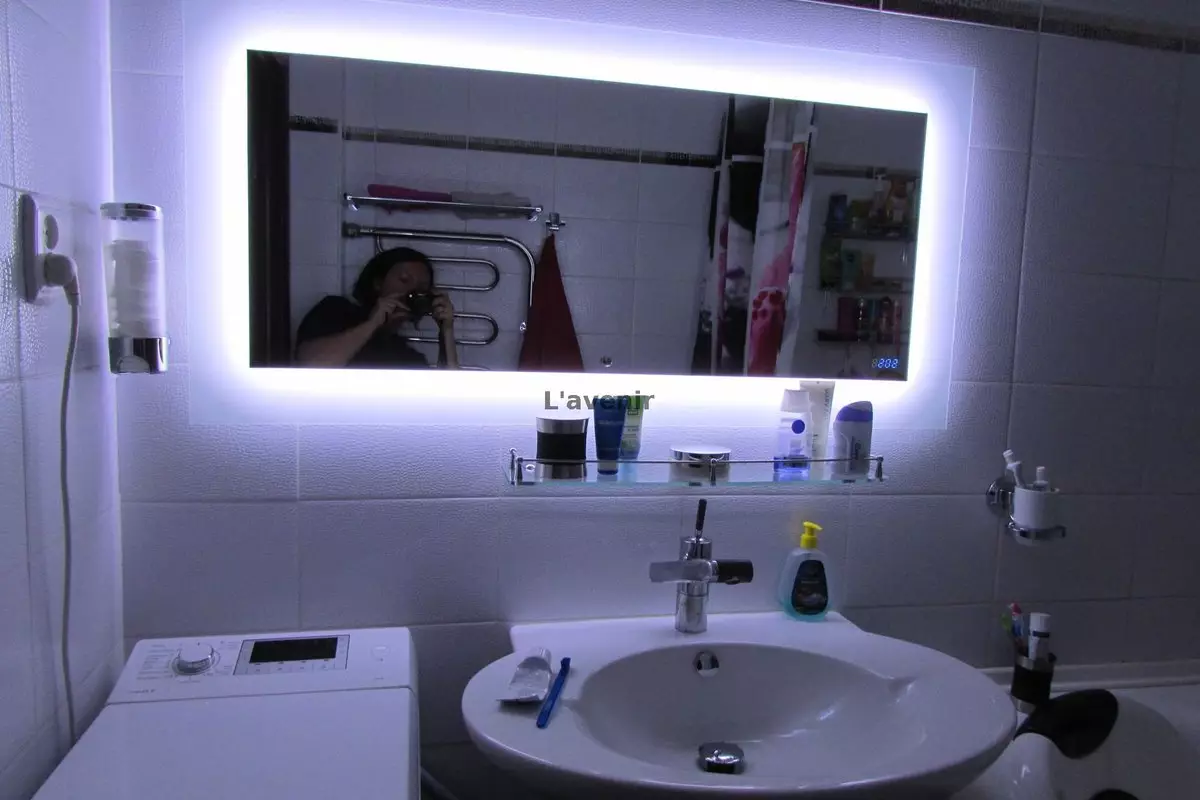 Apšvietimas vonios kambaryje (88 nuotraukos): mažo ir didelio kambario dizaino pavyzdžiai su apšvietimu, drėgmės atsparios LED juostos ir kitų lempų parinkimas 10135_50