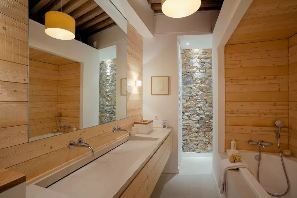 Apšvietimas vonios kambaryje (88 nuotraukos): mažo ir didelio kambario dizaino pavyzdžiai su apšvietimu, drėgmės atsparios LED juostos ir kitų lempų parinkimas 10135_69