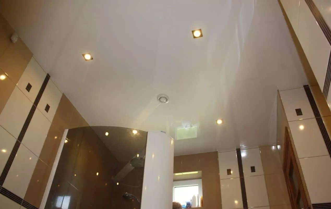 Belysning i badrummet (88 bilder): Exempel på designen av ett litet och stort rum med belysning, urval av fuktsäkert ledband och andra lampor 10135_75