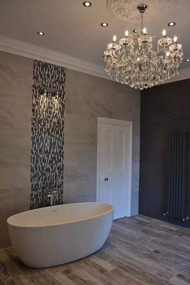 Apšvietimas vonios kambaryje (88 nuotraukos): mažo ir didelio kambario dizaino pavyzdžiai su apšvietimu, drėgmės atsparios LED juostos ir kitų lempų parinkimas 10135_77
