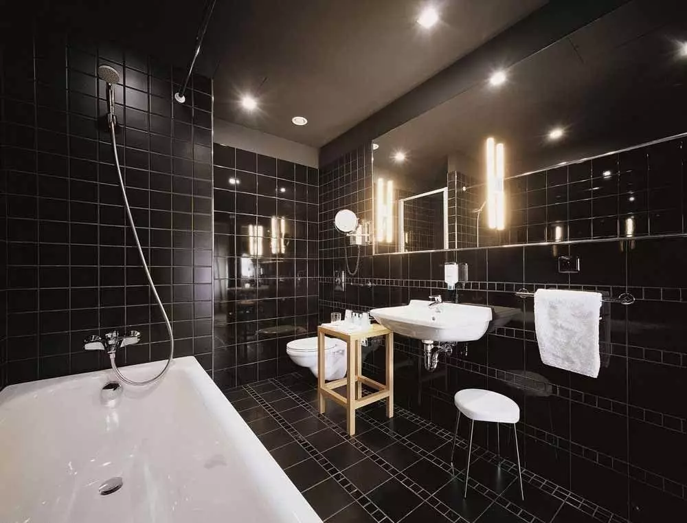 Apšvietimas vonios kambaryje (88 nuotraukos): mažo ir didelio kambario dizaino pavyzdžiai su apšvietimu, drėgmės atsparios LED juostos ir kitų lempų parinkimas 10135_83