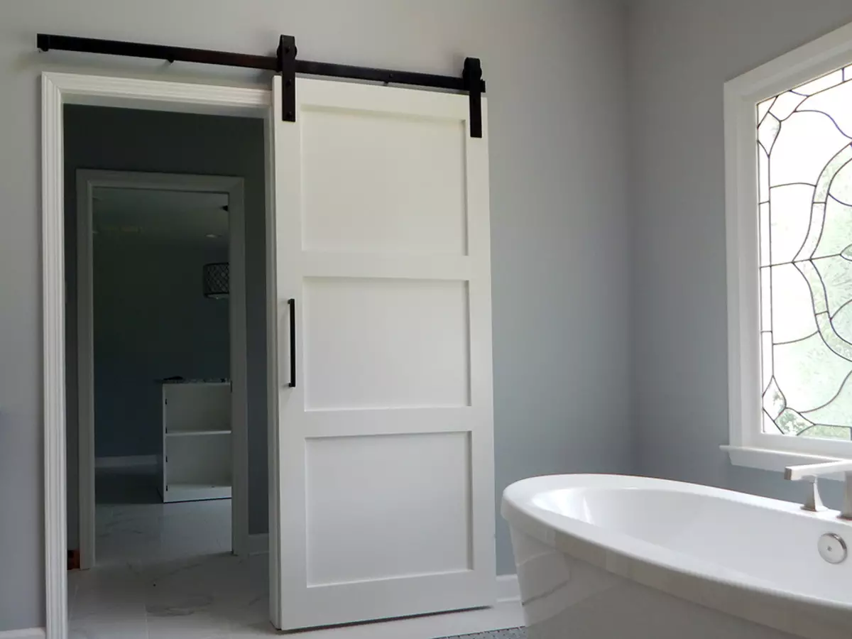Двери в ванной комнате фото. Раздвижные двери в ванную комнату. Откатная дверь в ванную комнату. Раздвижная дверь в ванную. Раздвижные двери для ванной комнаты.