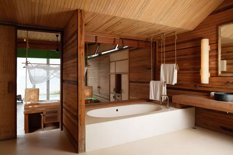 Ванна кімната в дерев'яному будинку (97 фото): дизайн і обробка душової в будинку з бруса, цікаві рішення для інтер'єру, варіанти облаштування 10138_14