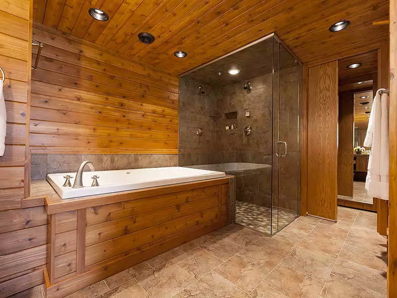 Ванна кімната в дерев'яному будинку (97 фото): дизайн і обробка душової в будинку з бруса, цікаві рішення для інтер'єру, варіанти облаштування 10138_20