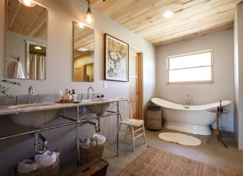 Ванна кімната в дерев'яному будинку (97 фото): дизайн і обробка душової в будинку з бруса, цікаві рішення для інтер'єру, варіанти облаштування 10138_39