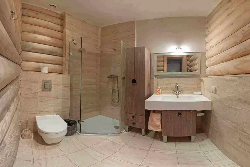 Ванна кімната в дерев'яному будинку (97 фото): дизайн і обробка душової в будинку з бруса, цікаві рішення для інтер'єру, варіанти облаштування 10138_4