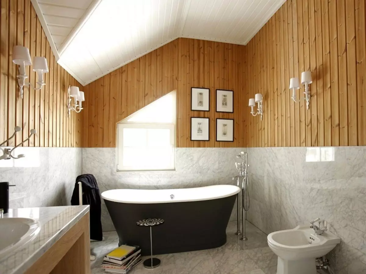 Ванна кімната в дерев'яному будинку (97 фото): дизайн і обробка душової в будинку з бруса, цікаві рішення для інтер'єру, варіанти облаштування 10138_42