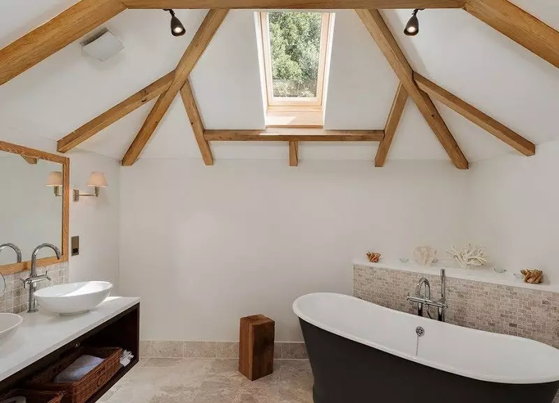 Ванна кімната в дерев'яному будинку (97 фото): дизайн і обробка душової в будинку з бруса, цікаві рішення для інтер'єру, варіанти облаштування 10138_43