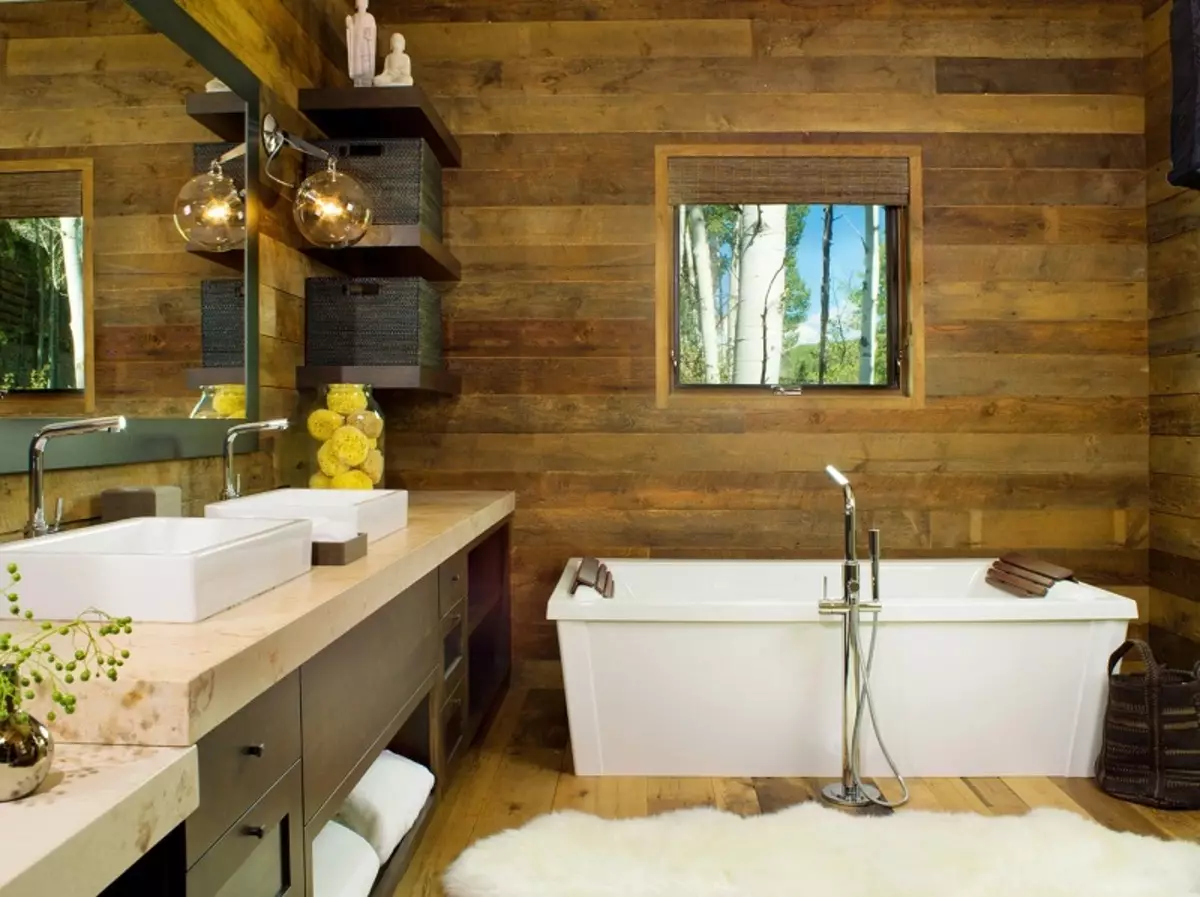 Ванна кімната в дерев'яному будинку (97 фото): дизайн і обробка душової в будинку з бруса, цікаві рішення для інтер'єру, варіанти облаштування 10138_48