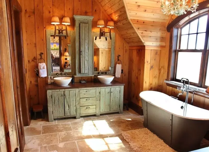 Ванна кімната в дерев'яному будинку (97 фото): дизайн і обробка душової в будинку з бруса, цікаві рішення для інтер'єру, варіанти облаштування 10138_49
